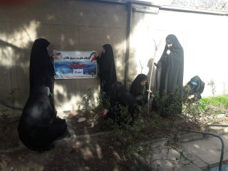 کاشت نهال و گل در باغچه ی حیاط حوزه علمیه معصومیه(س ) توسط طلاب